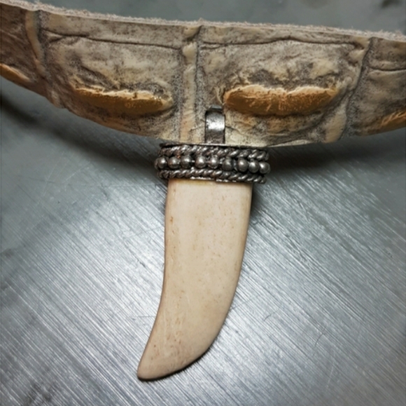 Vintage Jewelry - Golden Blonde Alligator Choker